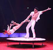 Duo Zavatta Rollschuhe bei der Premiere der 2. Winterspielzeit 2020 am 01.02.2020 (©Foto: Martin Schmitz)